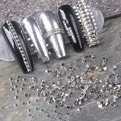 Rivetes piramidales plateados de WOKOTO para uñas, fáciles de aplicar y duraderos.