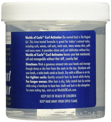 Aplicación del gel Worlds Of Curls en las manos para rizos definidos.