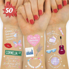 Tatuajes xo Fetti iridiscentes en dos hojas, ideales para decorar fiestas.