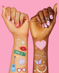 Tatuajes xo Fetti con mariposas iridiscentes para disfraces festivos.