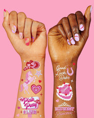 Tatuajes xo Fetti mariposas y corazones con brillo.