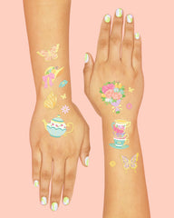 Tatuajes xo, Fetti tetera y cupcakes para ambientar la celebración.