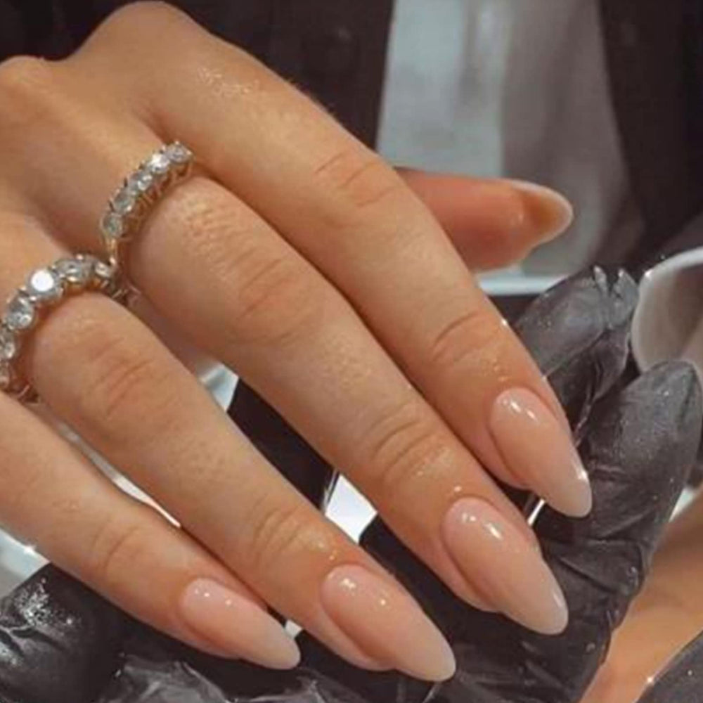 Uñas postizas YOSOMK tono natural en almendra con acabado brillante.