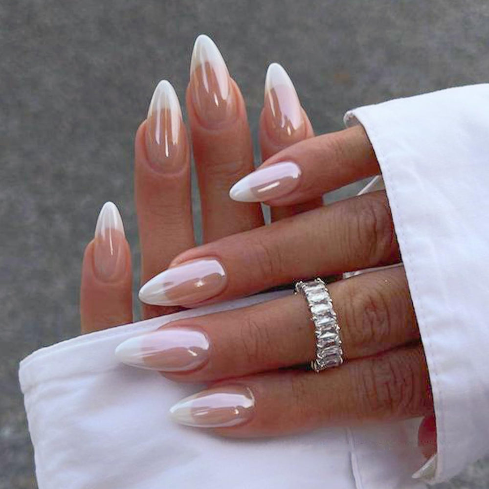 Uñas francesas chrome de YOSOMMK en estilo almendra medio