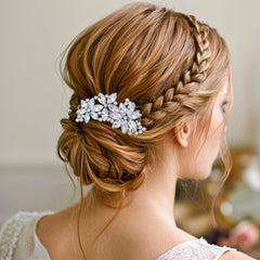 Detalle de diamante y flor en pinzas Yuomeaz, ideal para peinados formales.