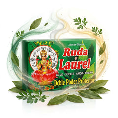 Zoeartcrafts jabon ruda laurel en mano, limpieza suave.
