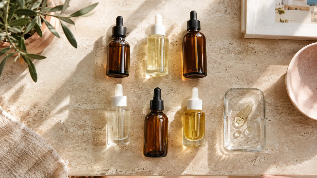 Frascos cuentagotas sin etiqueta ordenados en cuadrícula, como una tabla de compatibilidad de ingredientes