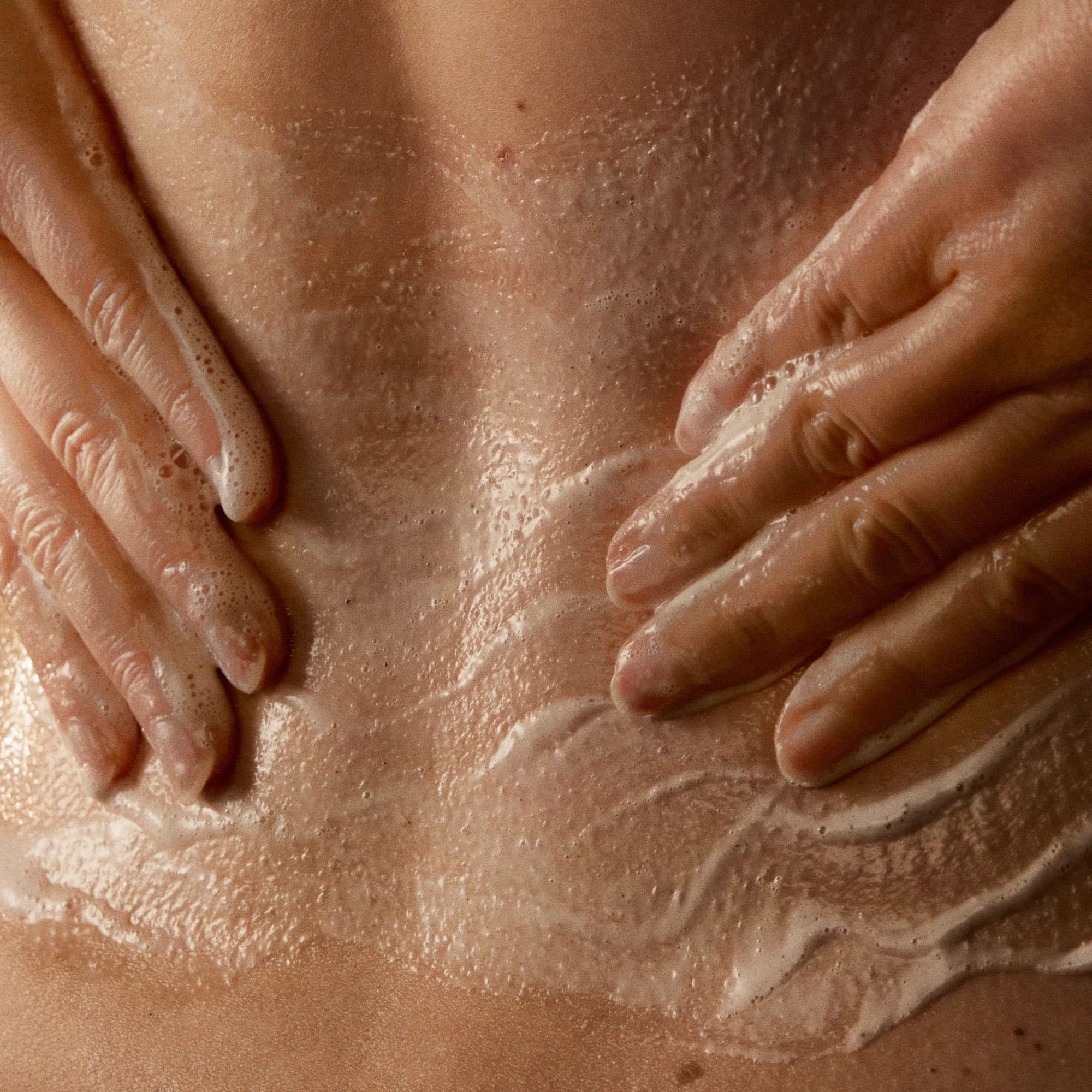 Aesop Aroma Cítrico Verde, experiencia sensorial fresca durante la ducha.