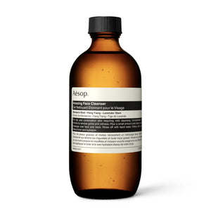 Limpiador facial de Aesop, botella visible, limpieza suave y concentrada para piel mixta.