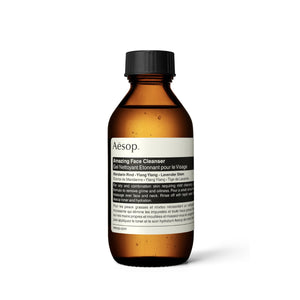 Aesop limpiador para el rostro en botella con espuma suave para uso diario.
