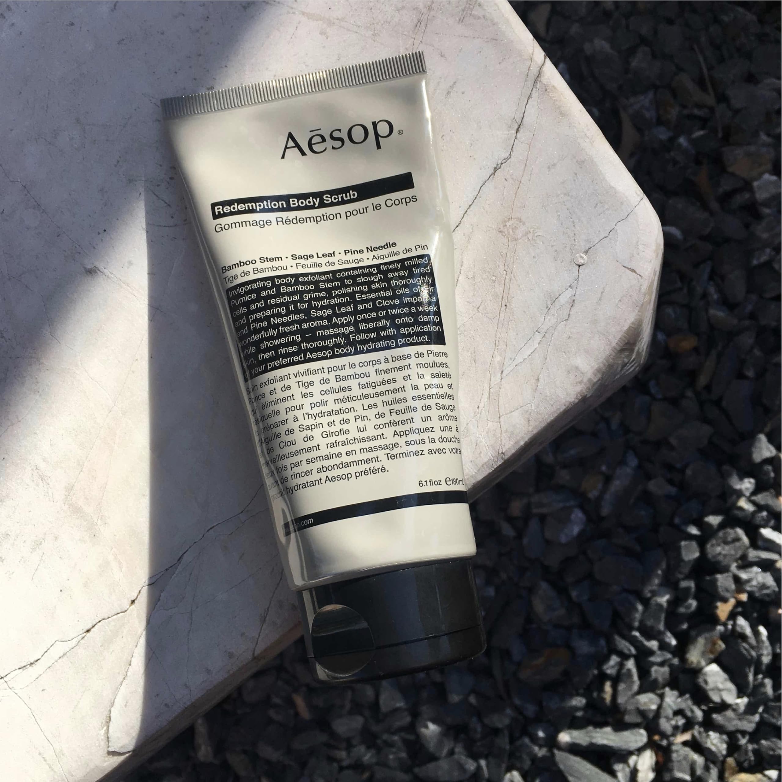 Aesop Redemption, ingredientes clave bambú, salvia y pino para exfoliar naturalmente.