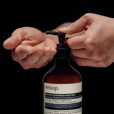 Envase ámbar de Reverence: presentación elegante para el baño
