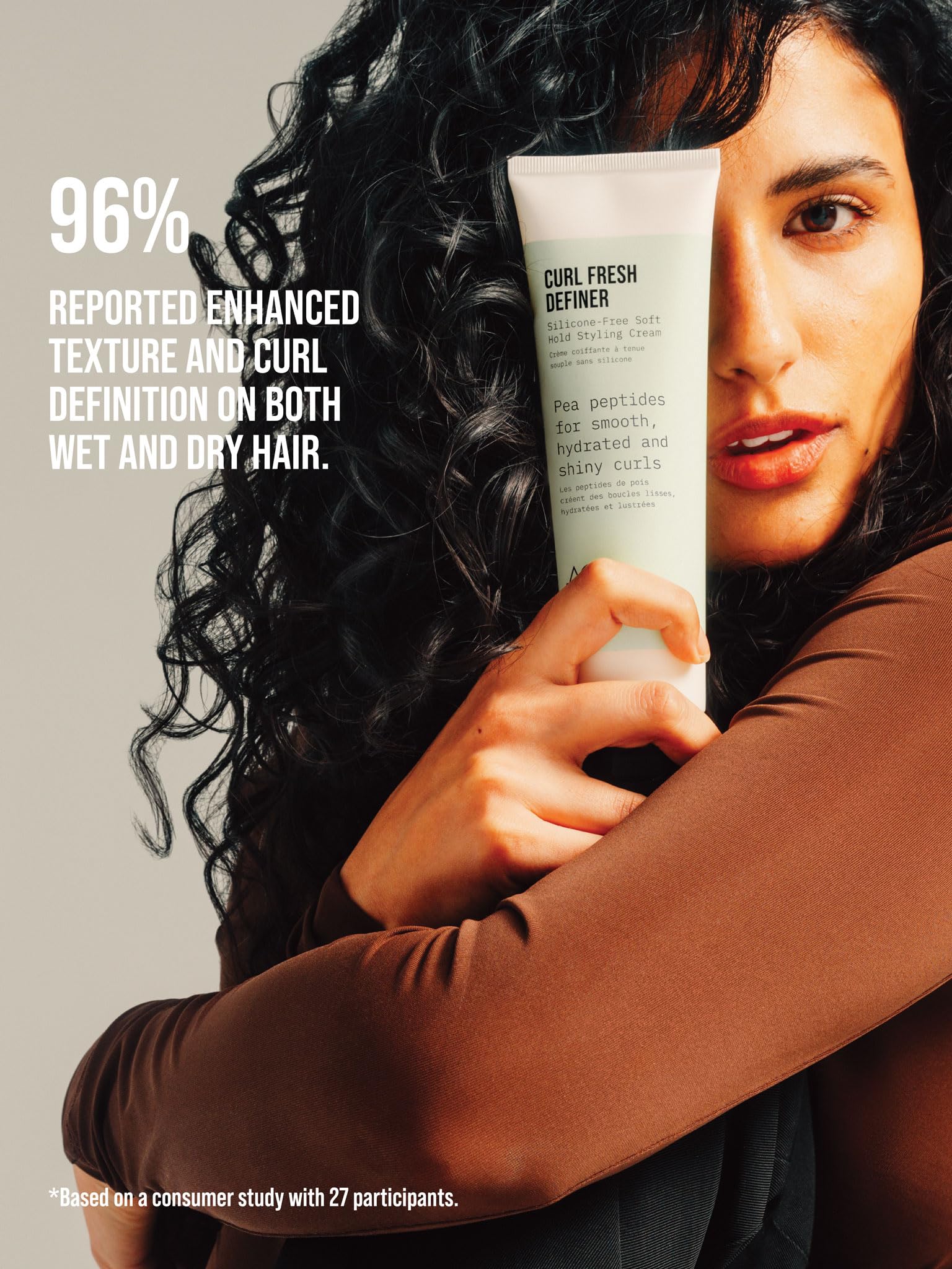 Aplicación suave de AG Care Curl Fresh Definer para rizos.