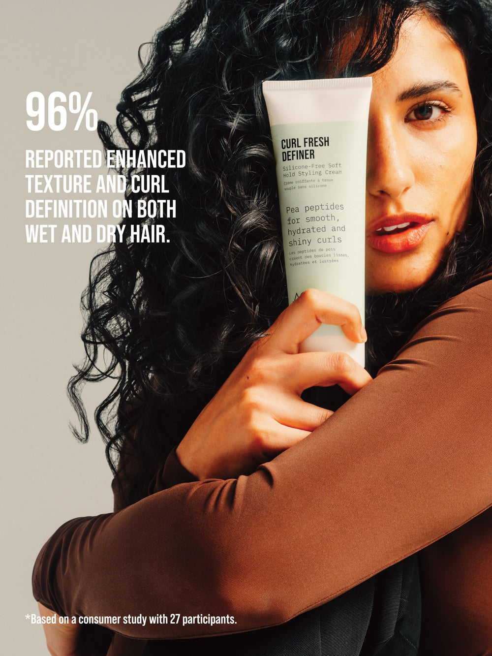 Aplicación suave de AG Care Curl Fresh Definer para rizos.
