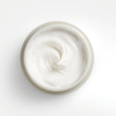 AHAVA aplicación nocturna muestra un ritual suave para hidratación nocturna.