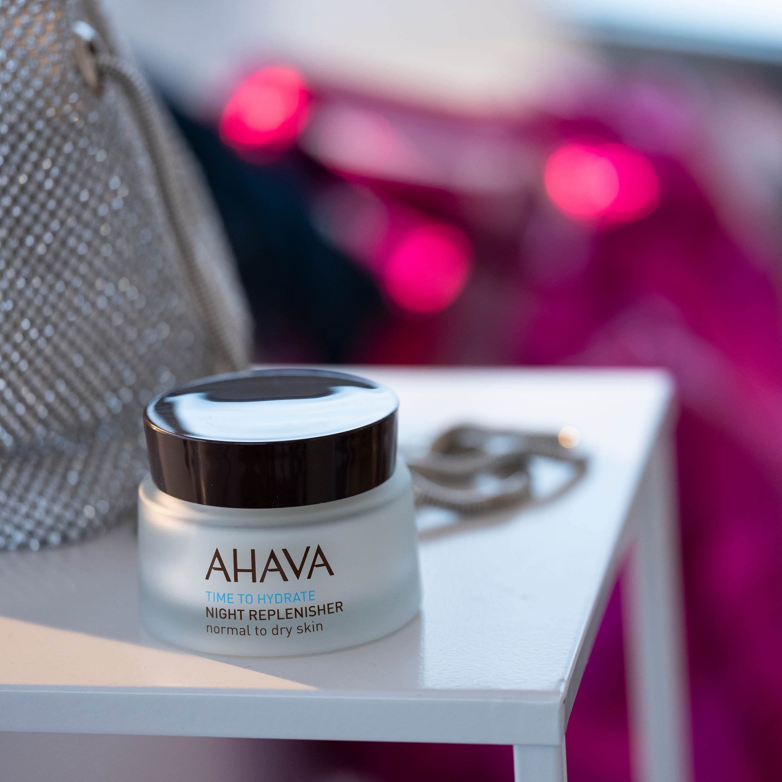 AHAVA uso nocturno en rostro ayuda a despertar con piel nutrida.
