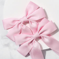 Lazo rosa satinado de AILEAM visto de frente para apreciar su brillo.