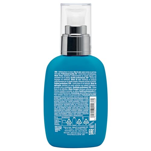 Aplicación suave de la crema en cabello húmedo para rizos definidos