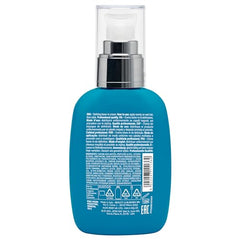 Aplicación suave de la crema en cabello húmedo para rizos definidos