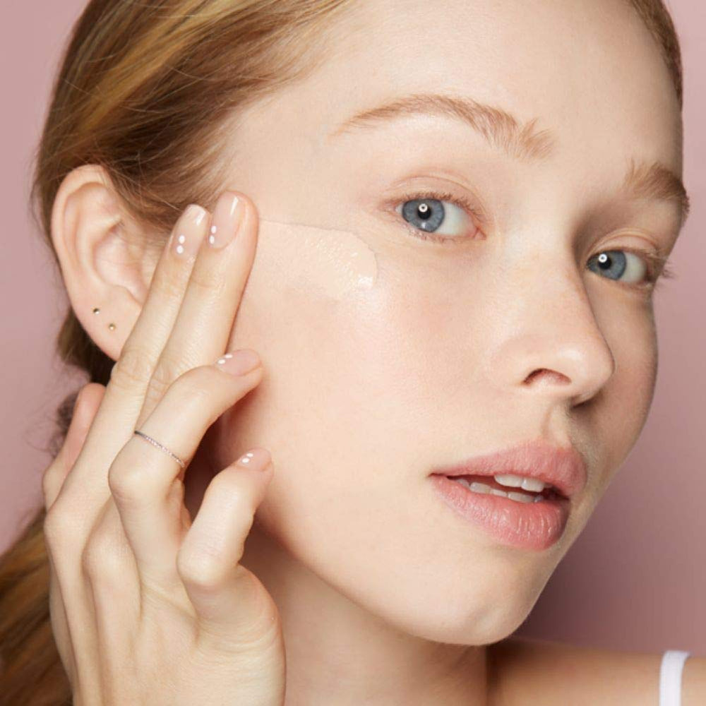 Almay base líquida primer plano del frasco, brillo natural de piel