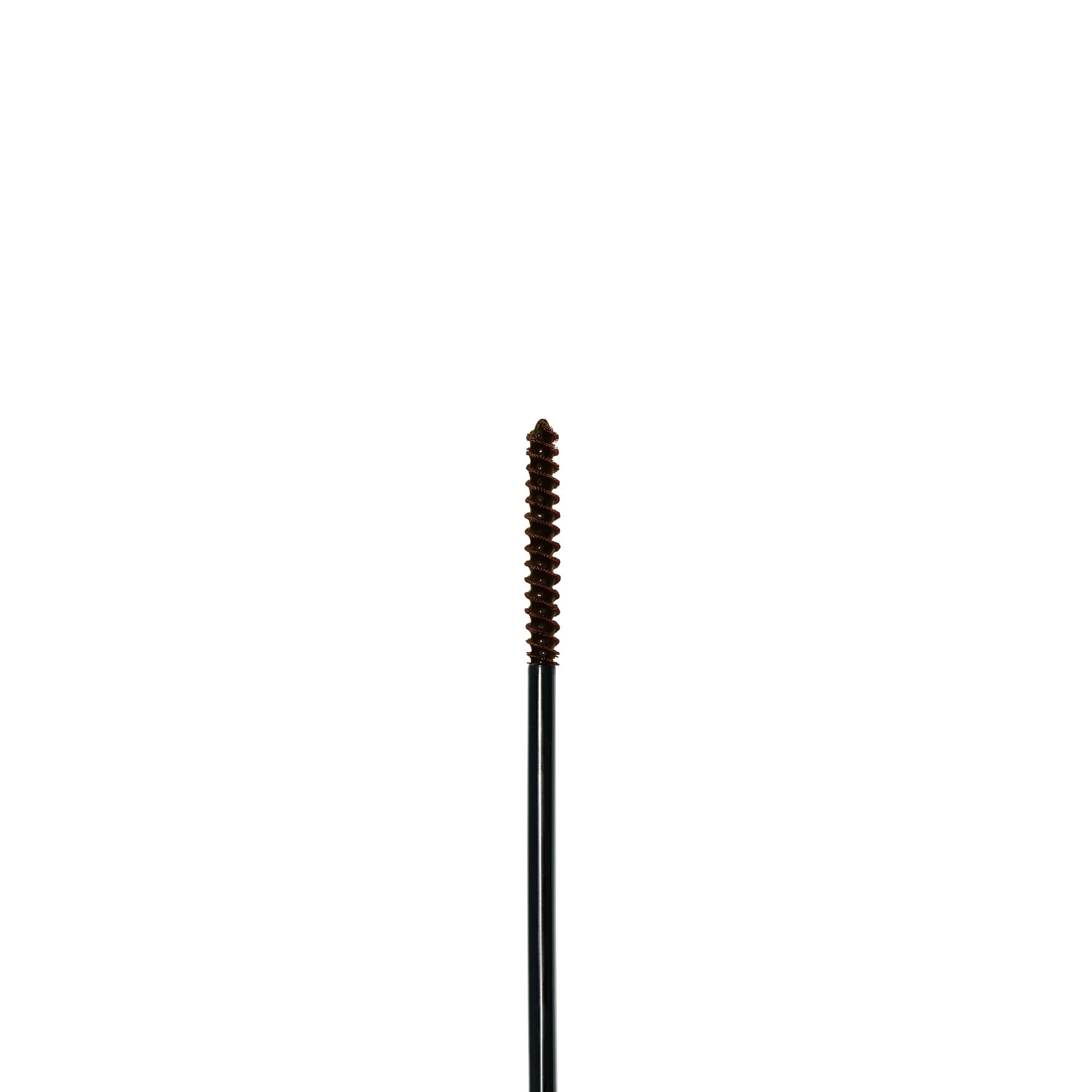 Almay Eyebrow Styler aplica en trazos cortos hacia arriba para rellenar naturalmente.