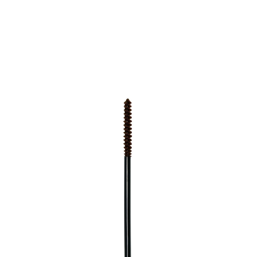Almay Eyebrow Styler aplica en trazos cortos hacia arriba para rellenar naturalmente.