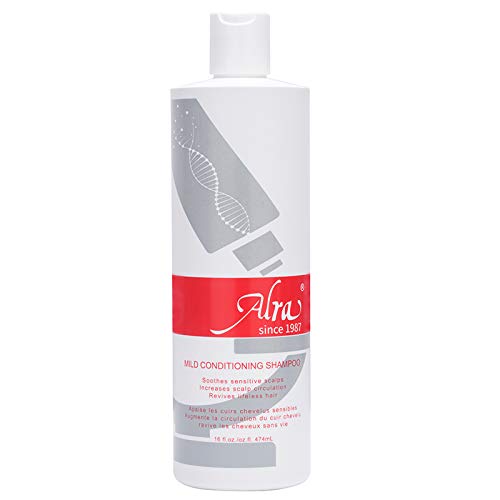 Alra Shampoo suave vertiendo desde la botella para alivio del cuero cabelludo sensible