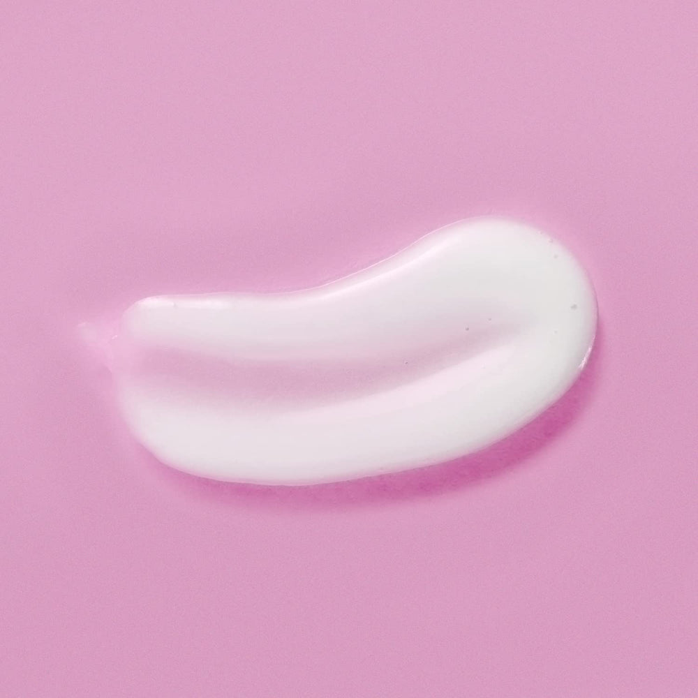 Espuma ligera del limpiador facial Amazon Basics tras lavar la piel.