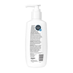 Textura cremosa del limpiador Amazon Basics para piel sensible.