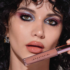 Anastasia Beverly Hills Lip Gloss Dusty Rose, acabado lacado para labios iluminados.