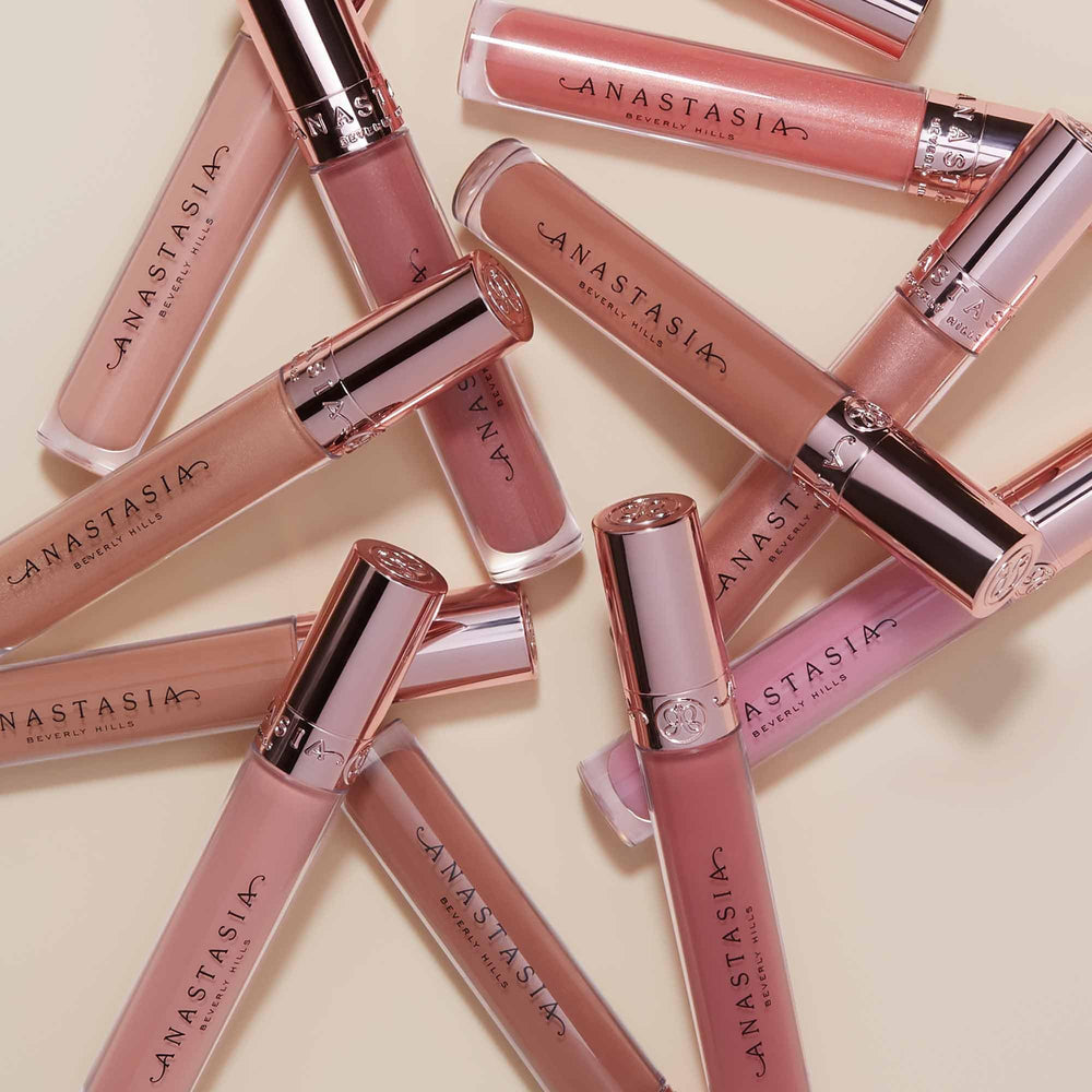 Anastasia Beverly Hills Lip Gloss Dusty Rose aplicado con aplicador suave.