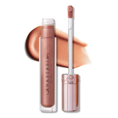 Anastasia Beverly Hills Pink Ginger brilla suavemente en los labios para un acabado natural.