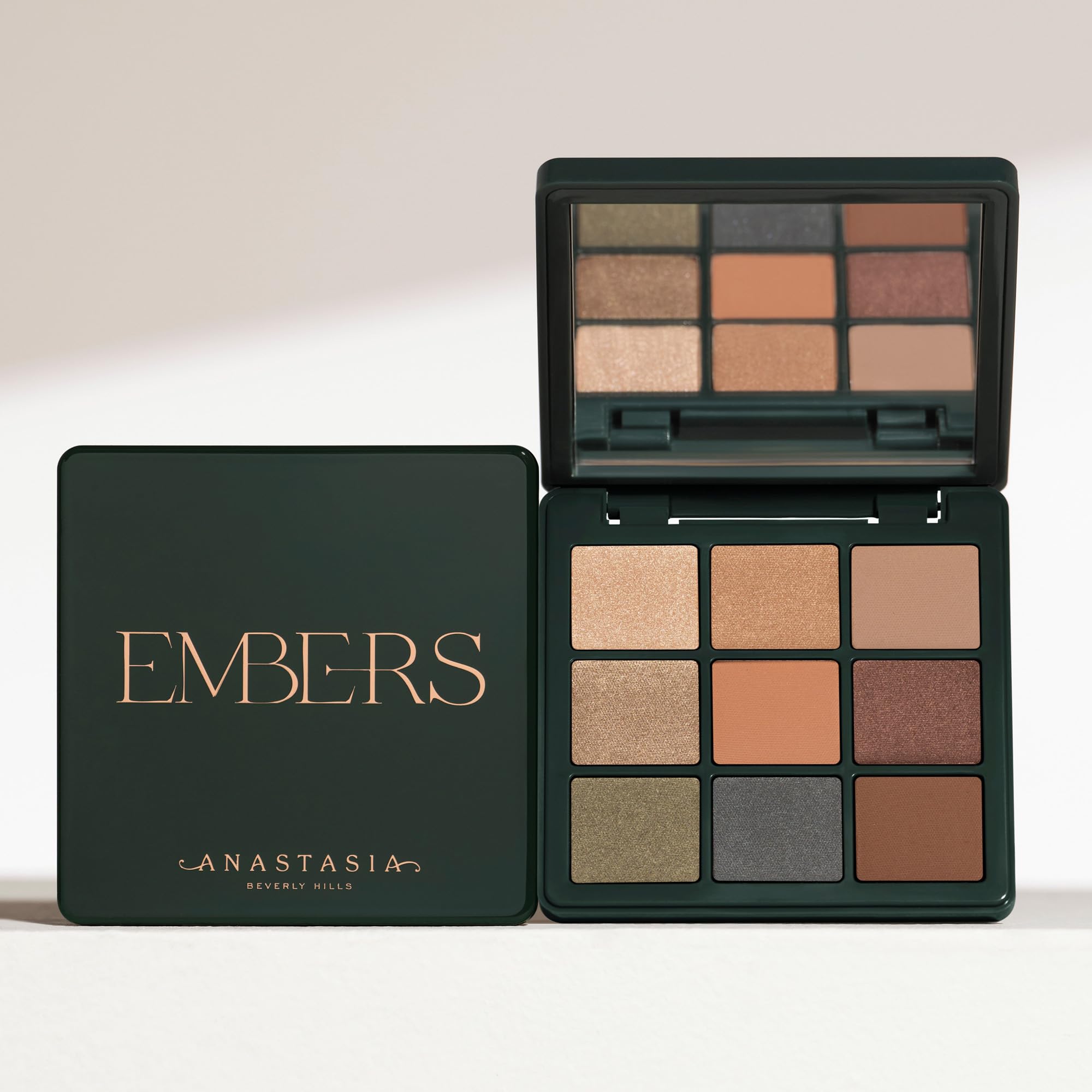 Anastasia Beverly Hills Mini Paleta Sombras: paleta con tapa dura para viajes.