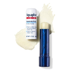 Balsamo labial Aquaphor para labios agrietados ofrece mayor comodidad.