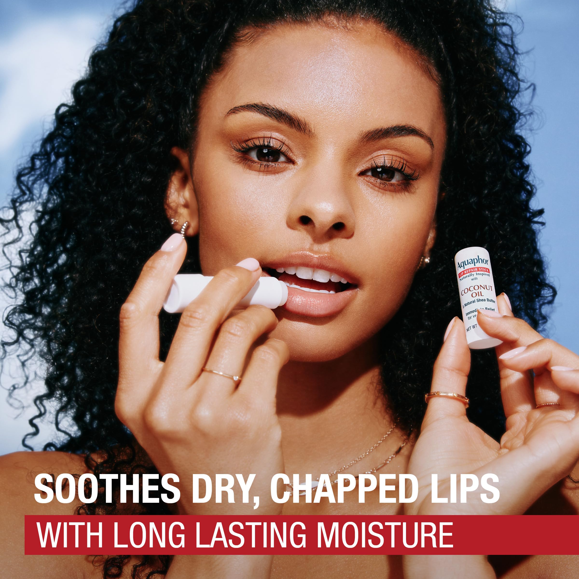 Aplicación fácil de la barra de labios Aquaphor para resequedad.
