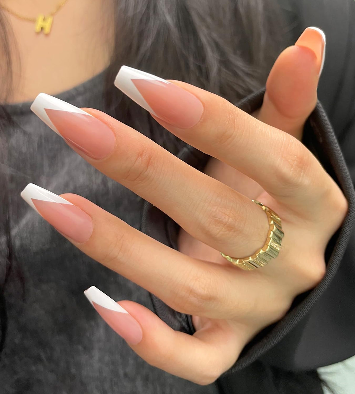 Artquee V uñas french tip largas rosas blancas coffin para look elegante