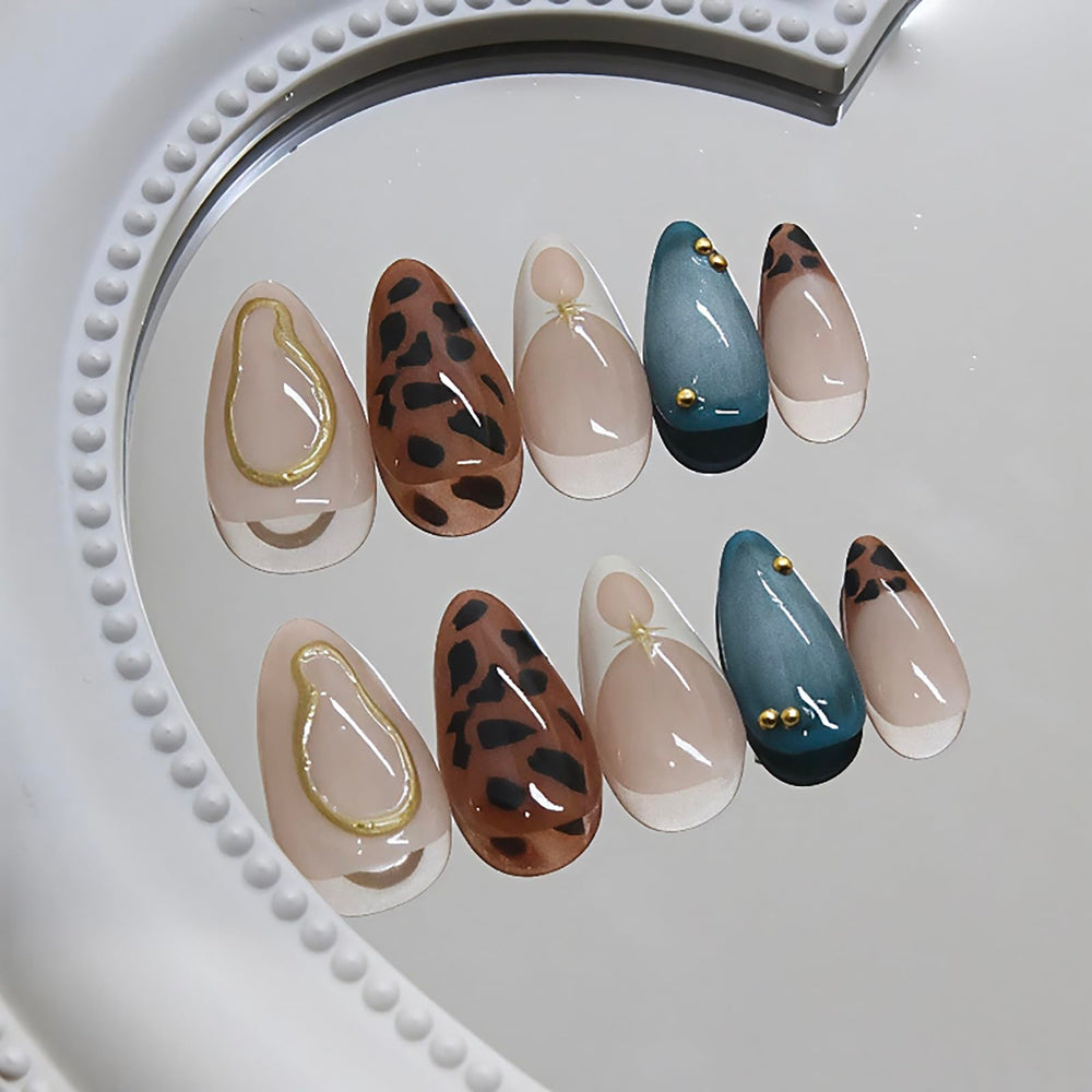 ASABITE uñas almendra delineado dorado estilo moderno