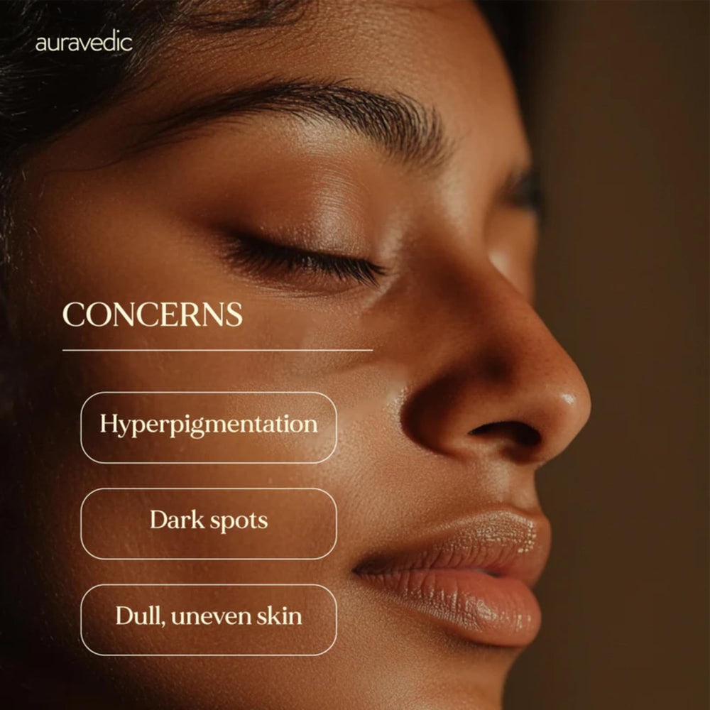 Masaje facial suave con Auravedic, deslizamiento cómodo en la rutina diaria.