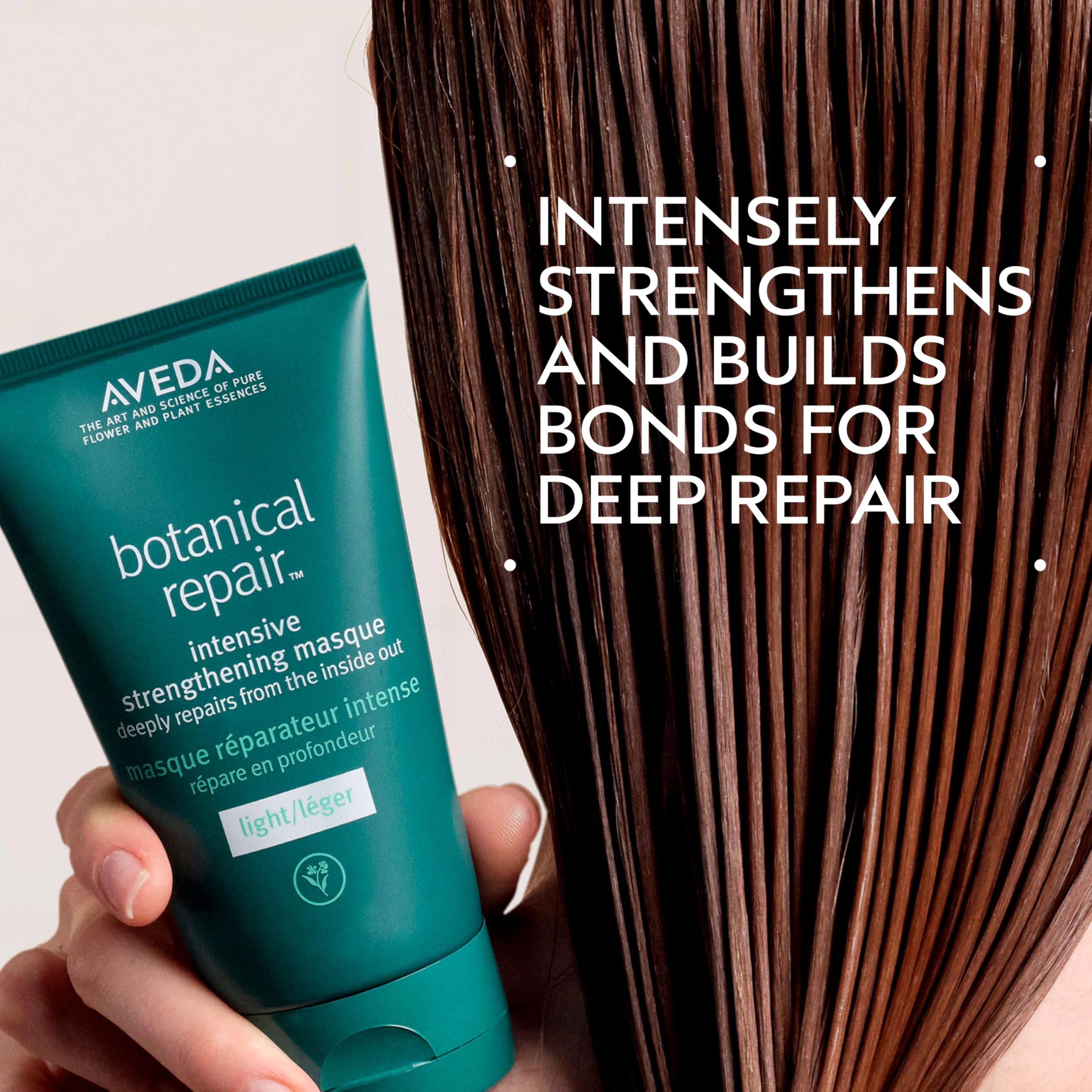 Aplicación en pelo húmedo con Aveda Botanical Repair Masque Light, desenredo facilitado.