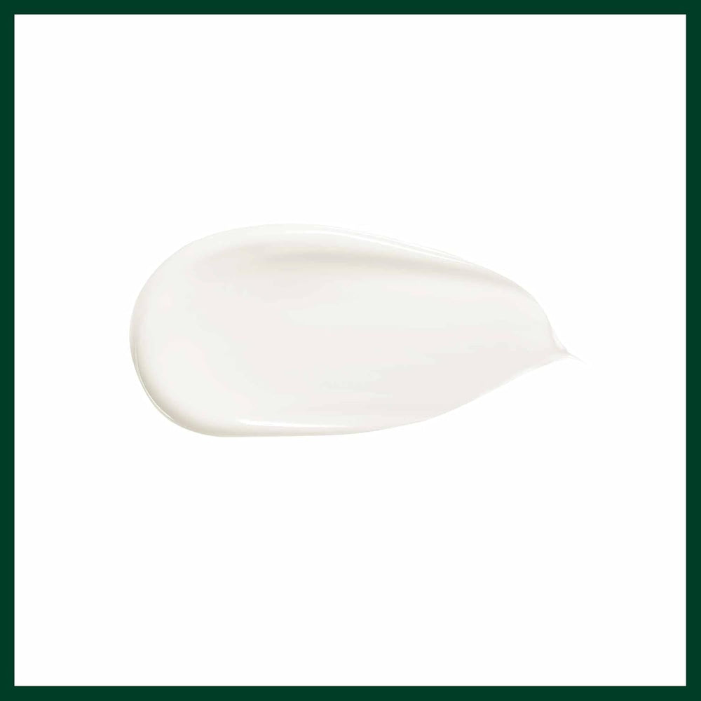 Cabello fino recibe acondicionamiento ligero con Aveda Botanical Repair Masque Light.