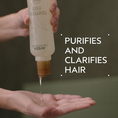 Etiqueta del champú muestra ingredientes naturales y aroma vigorizante.