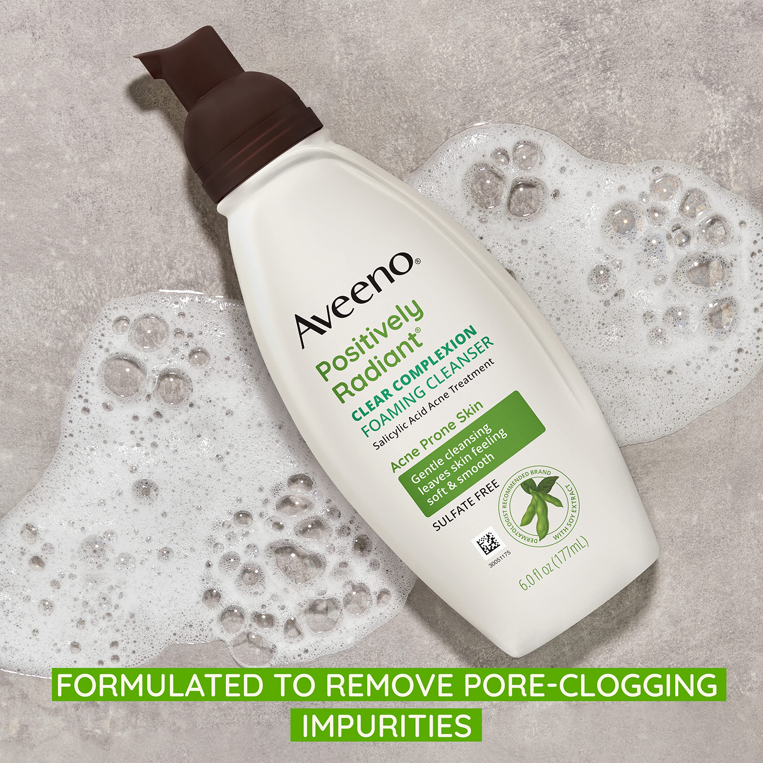 Aveeno textura espumosa visible durante la limpieza facial.