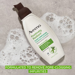 Aveeno textura espumosa visible durante la limpieza facial.