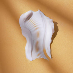 Aplicación en rostro con AVON crema de día para piel elástica
