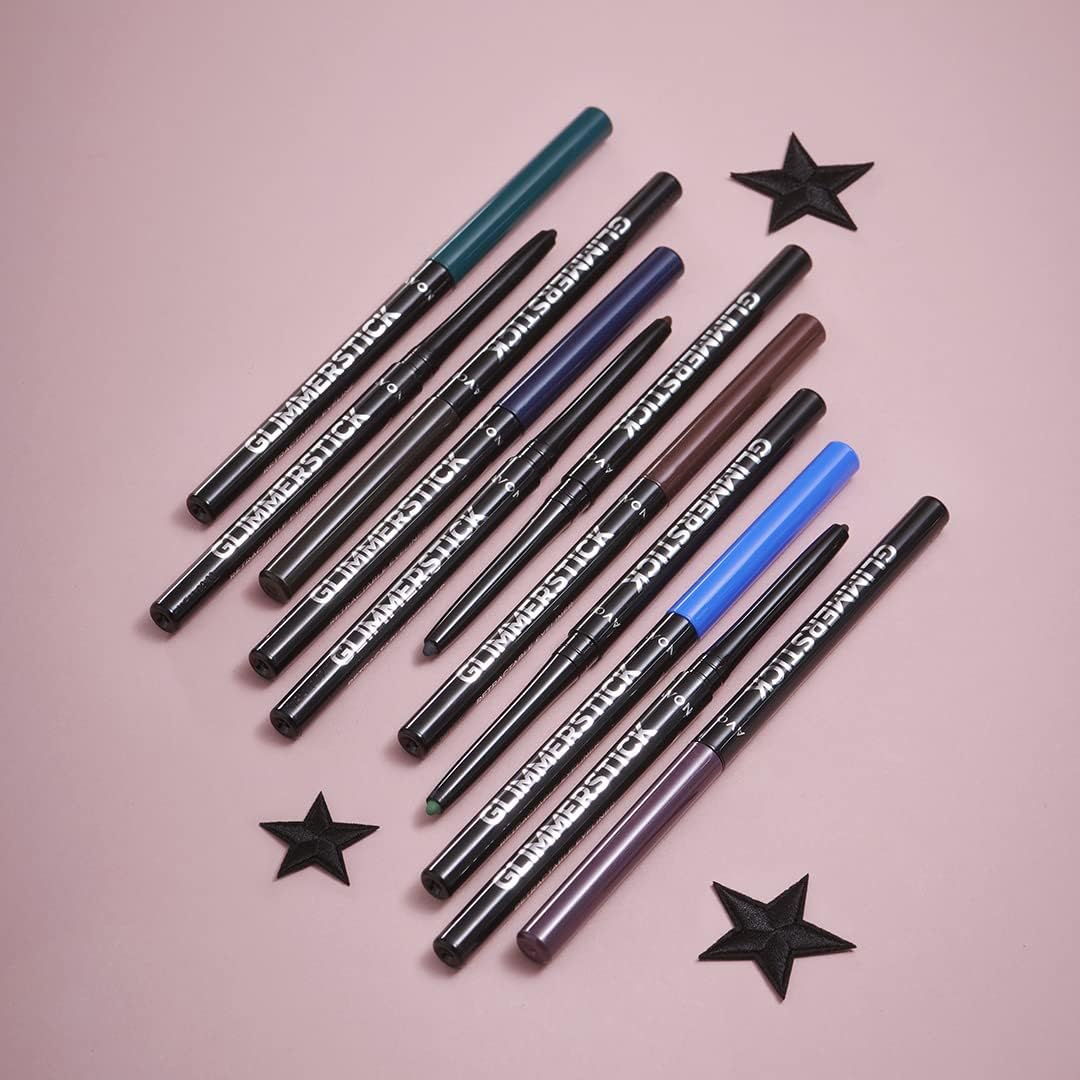 Color Cosmic Brown de Avon Glimmersticks aporta tono cálido y definición.