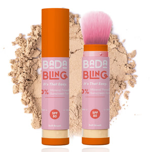 Bada Boom Bling polvo mineral translúcido SPF 50 con brillo suave.