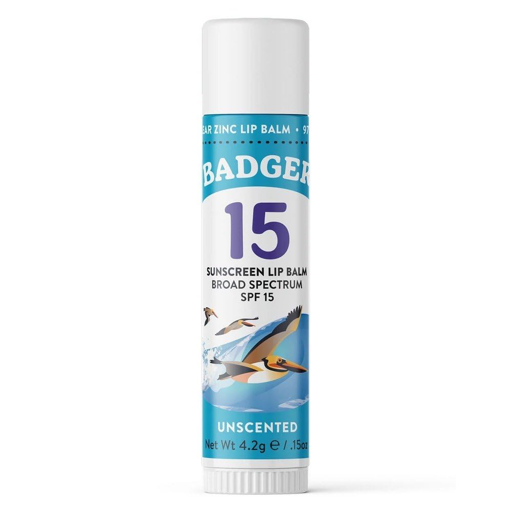 Badger balsamo labial SPF15 protegiendo labios del sol en la playa.