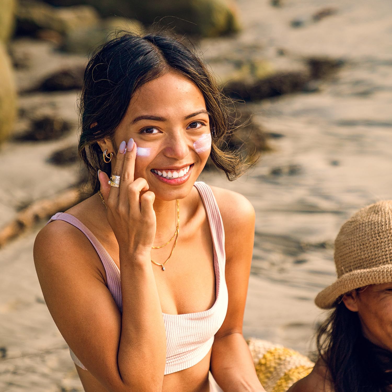 Badger protector solar mineral SPF 50 utilizado en la playa para actividades al aire libre.