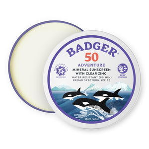 Badger protector solar mineral SPF50 en lata, ideal para playa y actividades al aire libre.