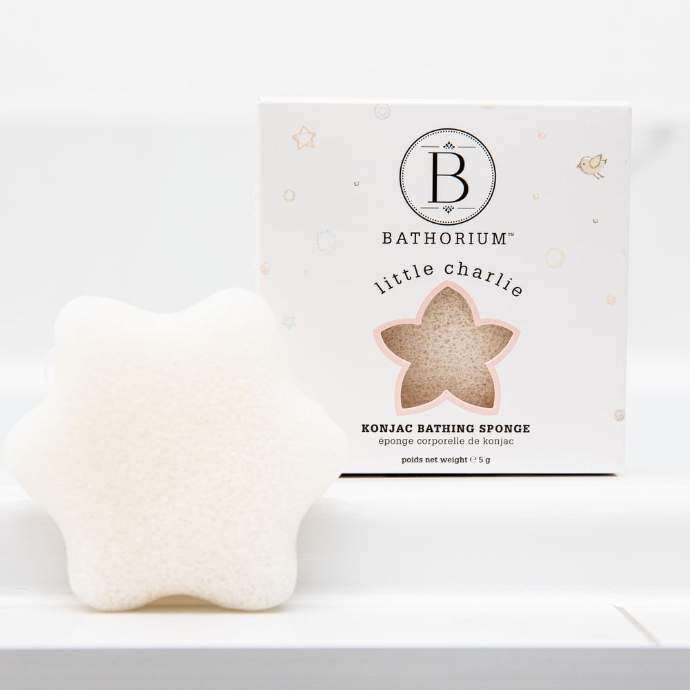 Bathorium Little Charlie konjac, cuidado diario suave para piel sensible.